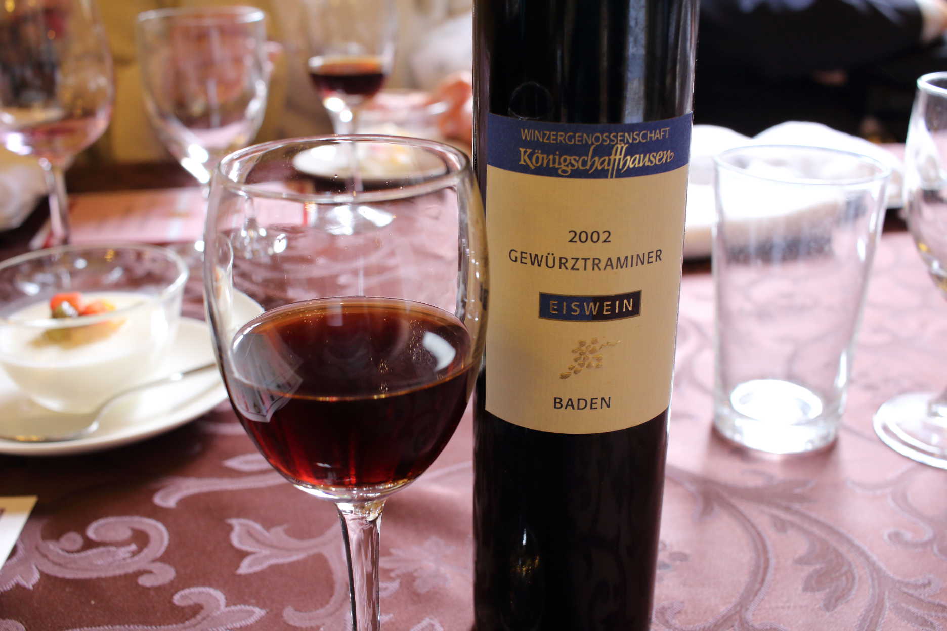 ソフト杏仁豆腐をお供に、アイスワインを