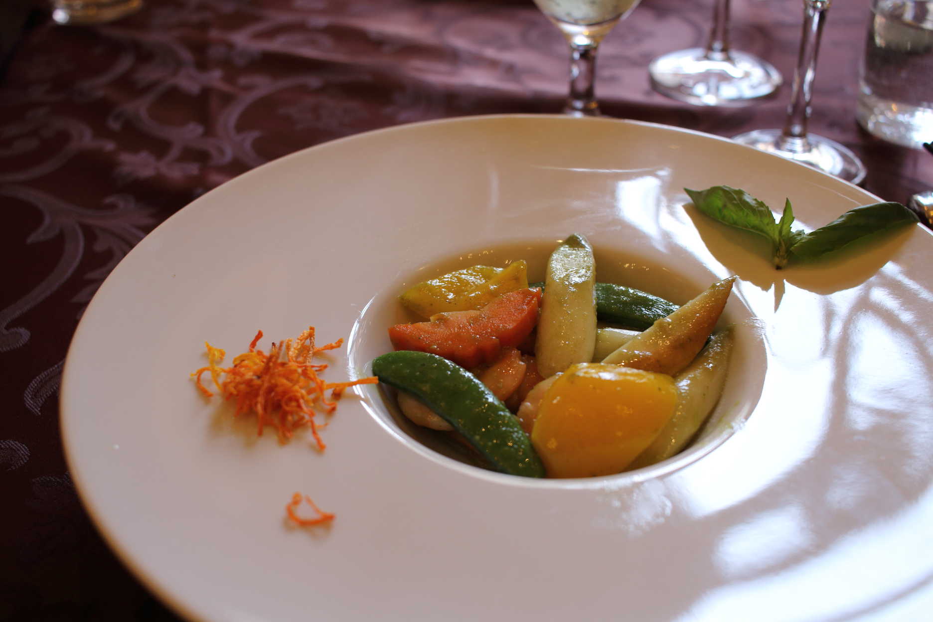 3. 海老と旬野菜のバジルソース炒め