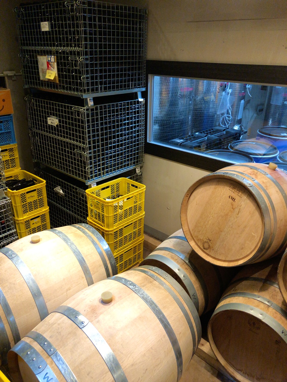 清澄白河 フジマル醸造所 所狭しと並ぶ樽