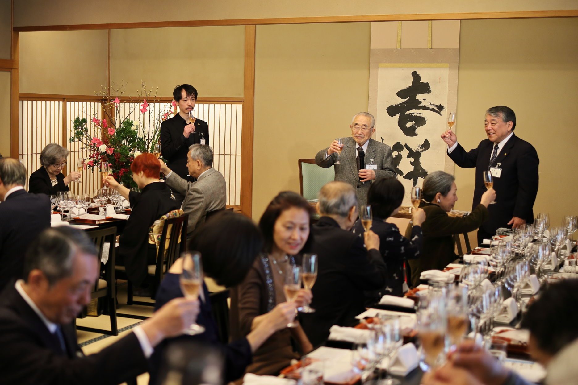 山本博名誉顧問の掛け声で乾杯いたしました