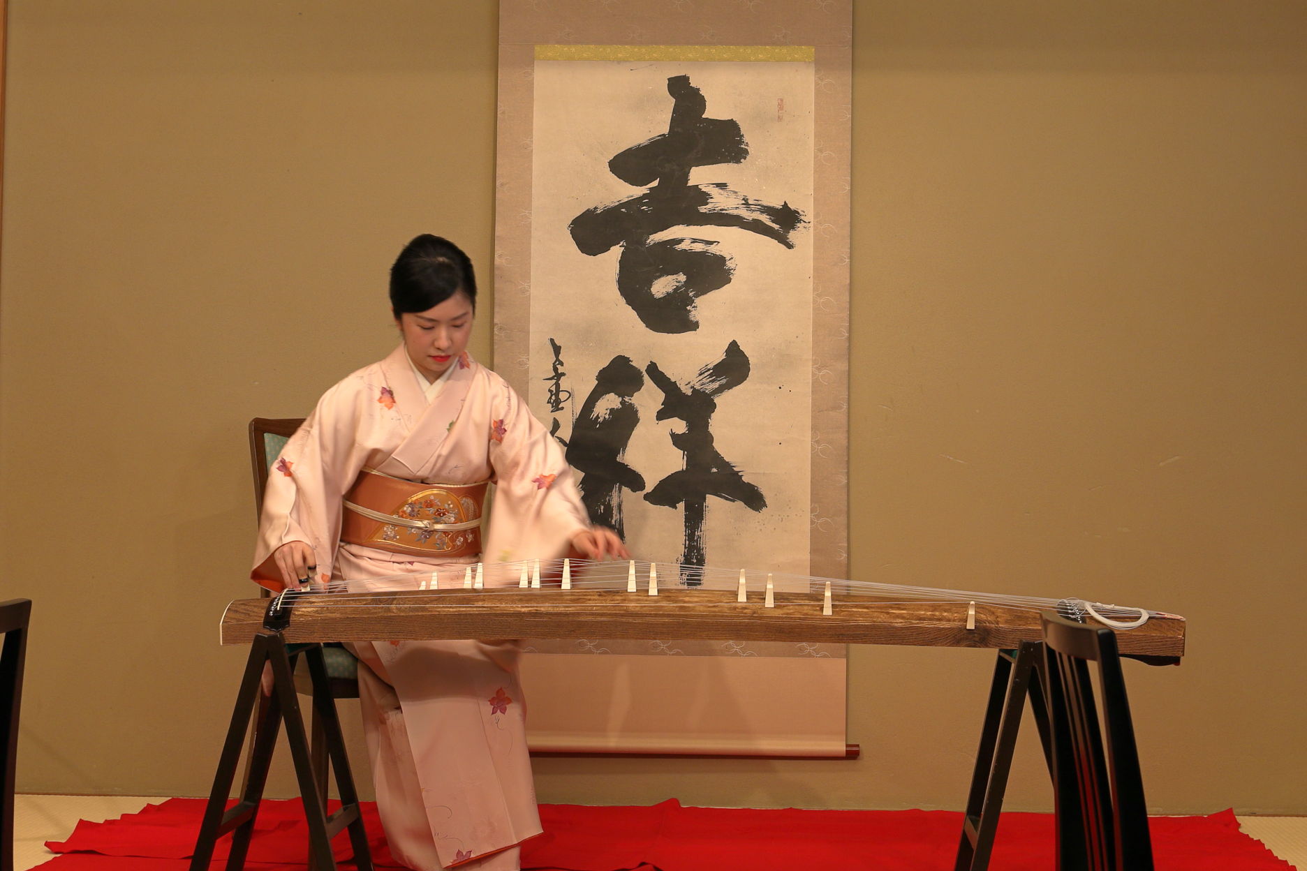 山水美樹さんによる琴の演奏