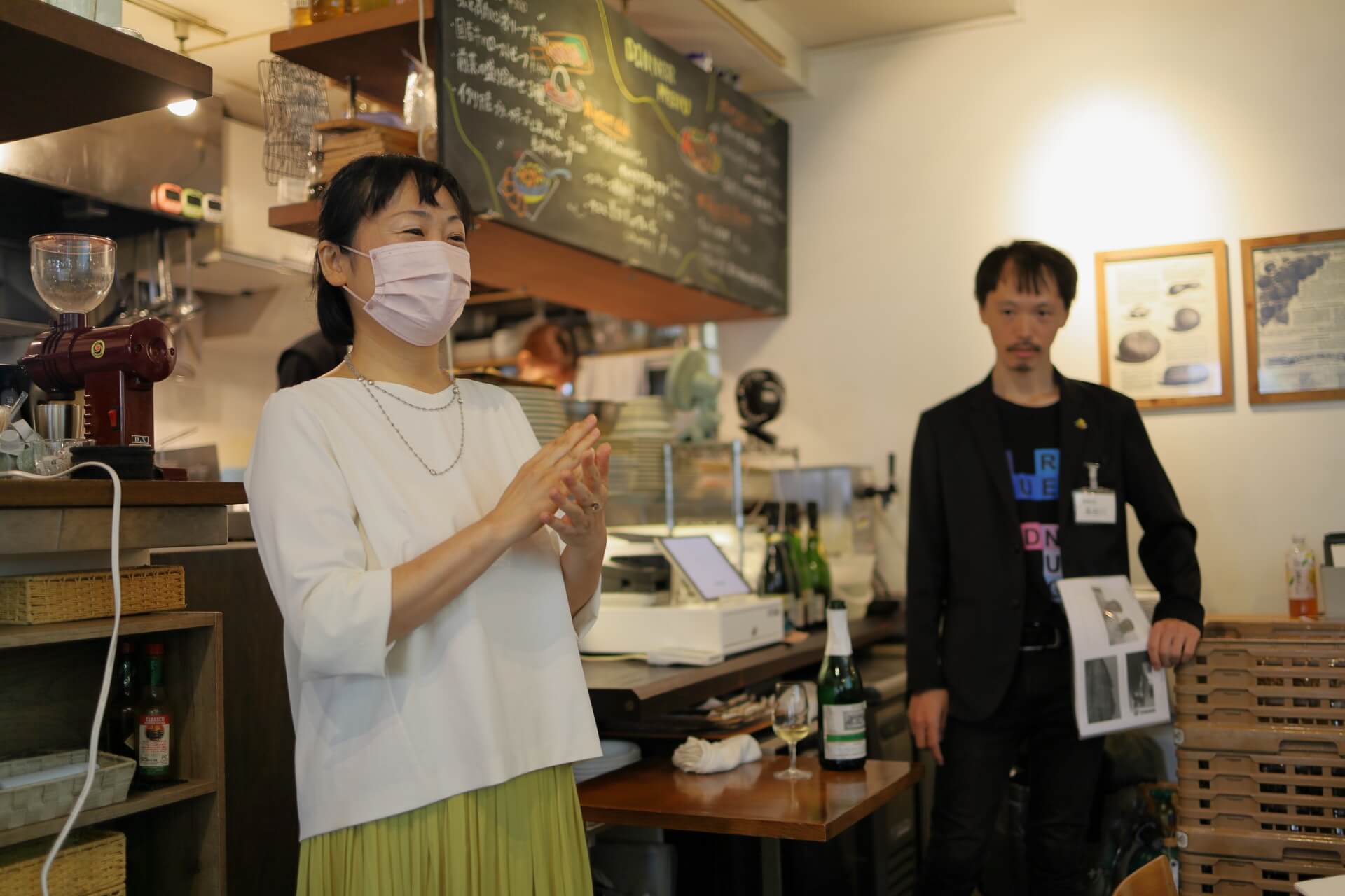 講師の上野久美氏（左）