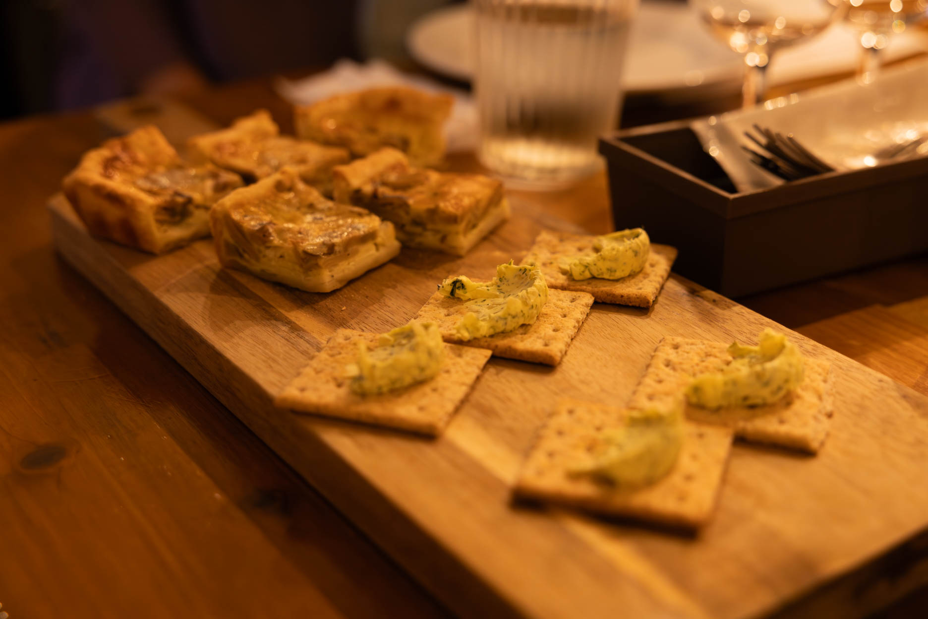 1. アミューズ（きのこのキッシュ、クリームチーズとたくあんのディップ）