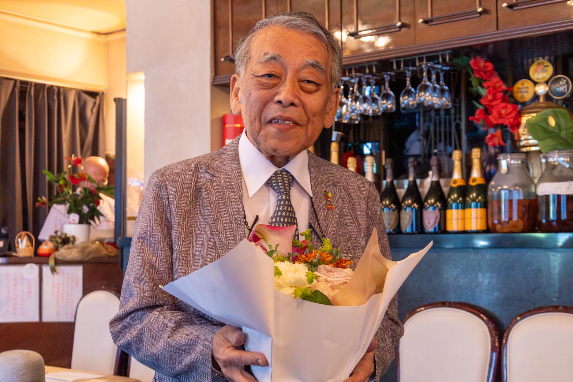 小澤会長へ退任のお祝いとして、役員一同から花束を贈呈いたしました