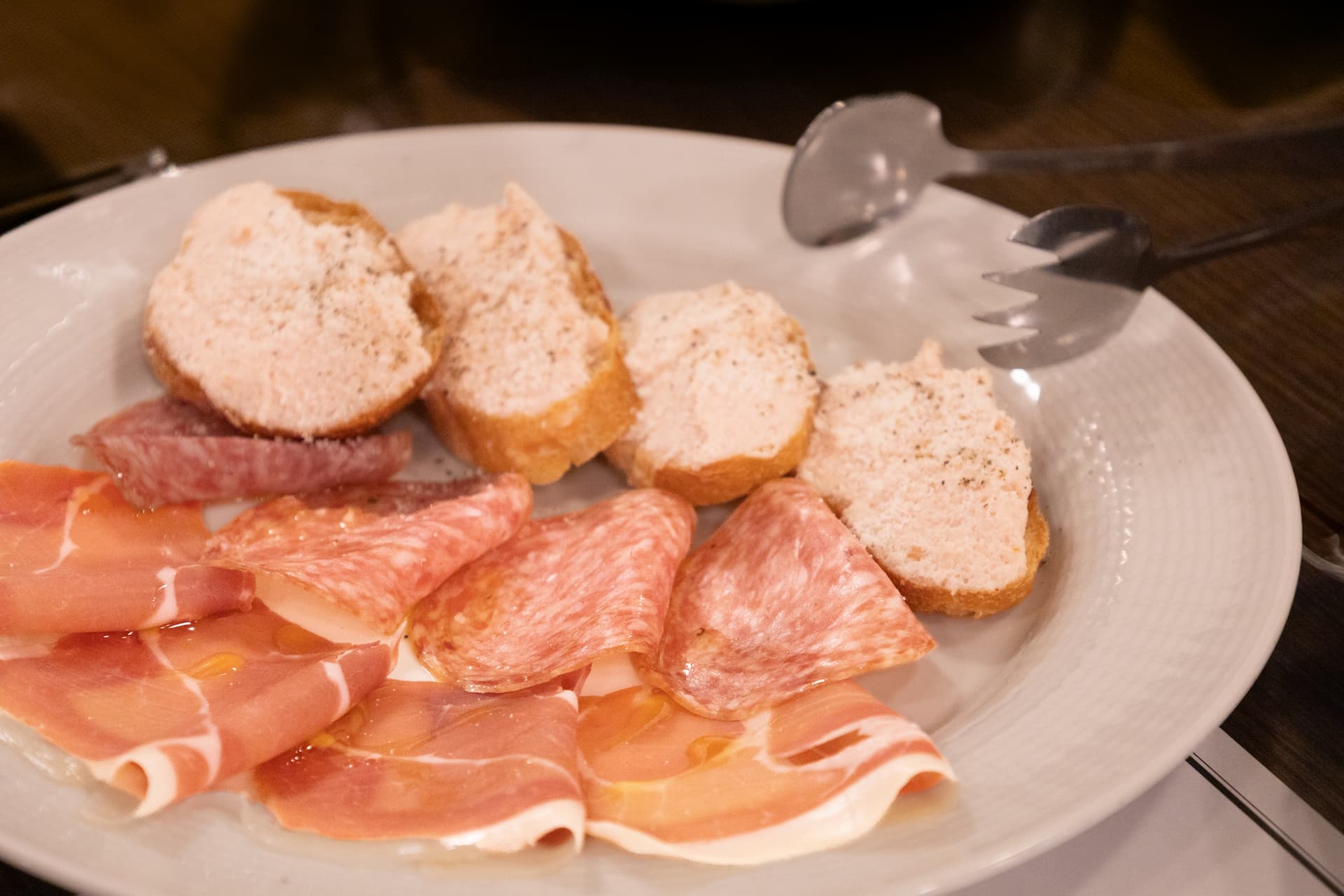 1. ローマイヤコールドミート盛り合わせ（ハムのムース、生ハム、ロースハム）