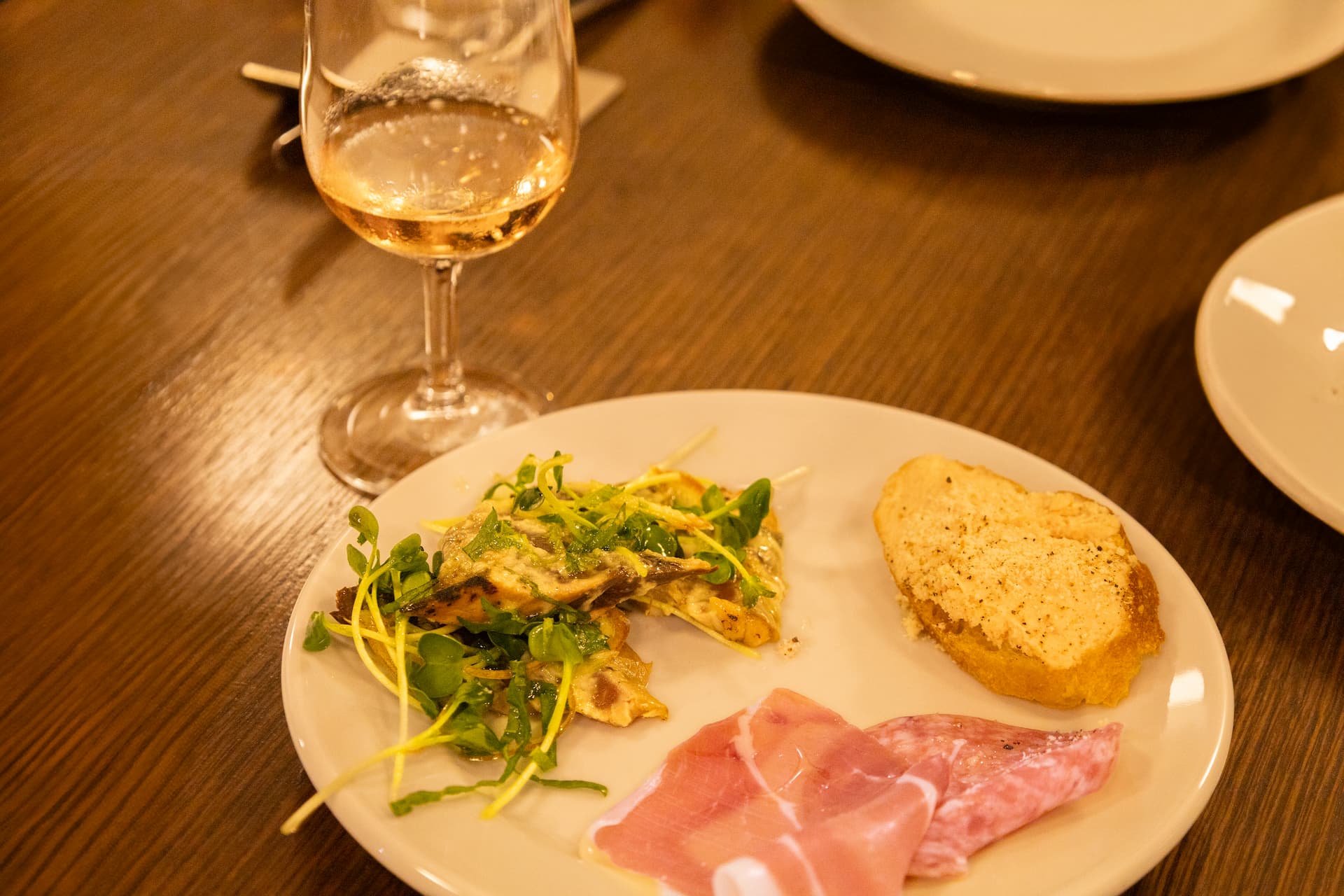 コールドミート、カルパッチョとワイン