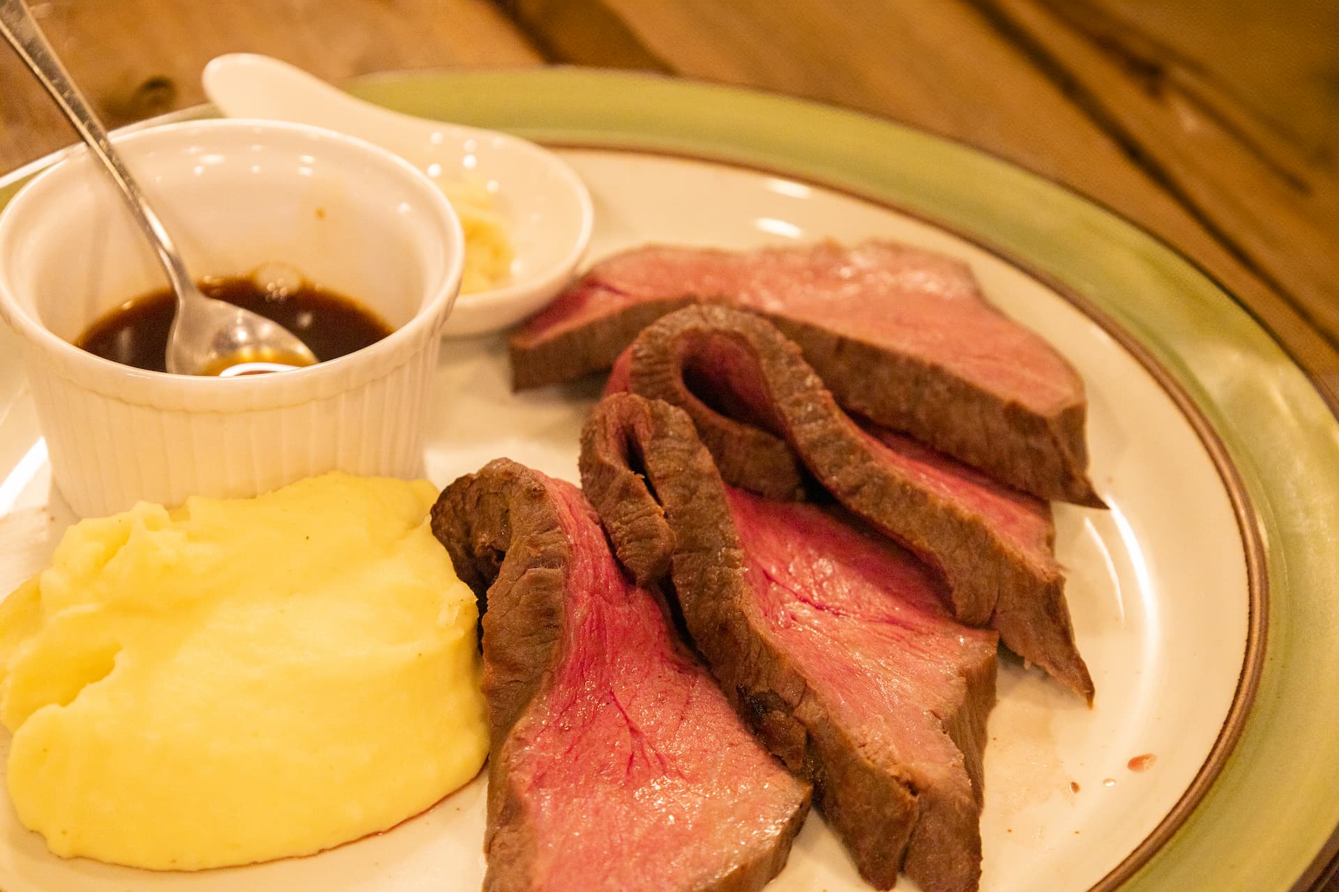 6. 黒毛和牛のローストビーフ