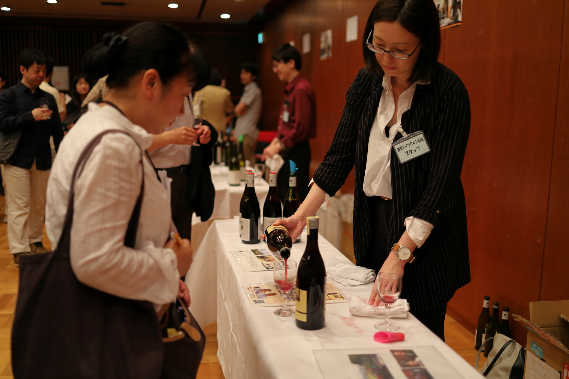 ワインをサーブするスタッフ 1