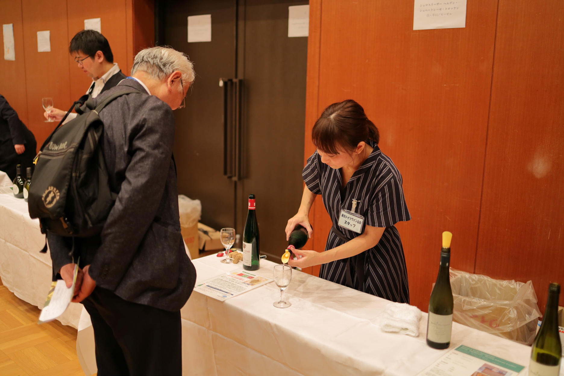 ワインをサーブするスタッフ 2